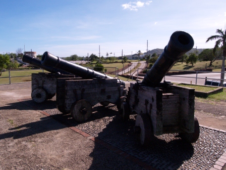 大砲を逆方向から撮影した写真
