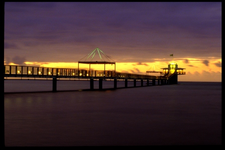 夕暮れ時の桟橋
