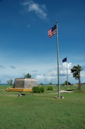 アメリカ海軍記念碑と国旗