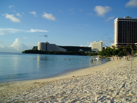 砂浜から大型リゾートホテルを眺めている写真