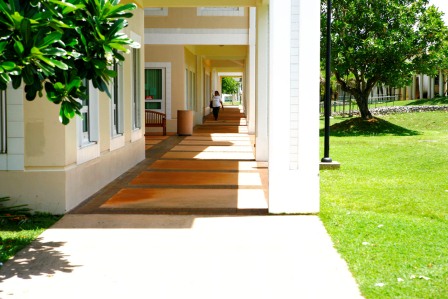 グアム大学の校舎の廊下