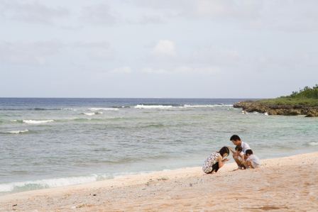 チュルビーチで遊ぶ家族