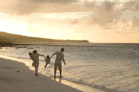 家族みんなでビーチ遊びをしている写真