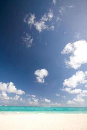 空と海と砂浜のコントラストを強調した写真